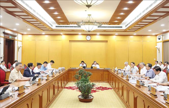 Bộ Chính trị, Ban Bí thư cho ý kiến về tình hình thực hiện Nghị quyết của Trung ương, Kết luận của Bộ Chính trị về sắp xếp tổ chức bộ máy và đơn vị hành chính. Ảnh: Thống Nhất/TTXVN