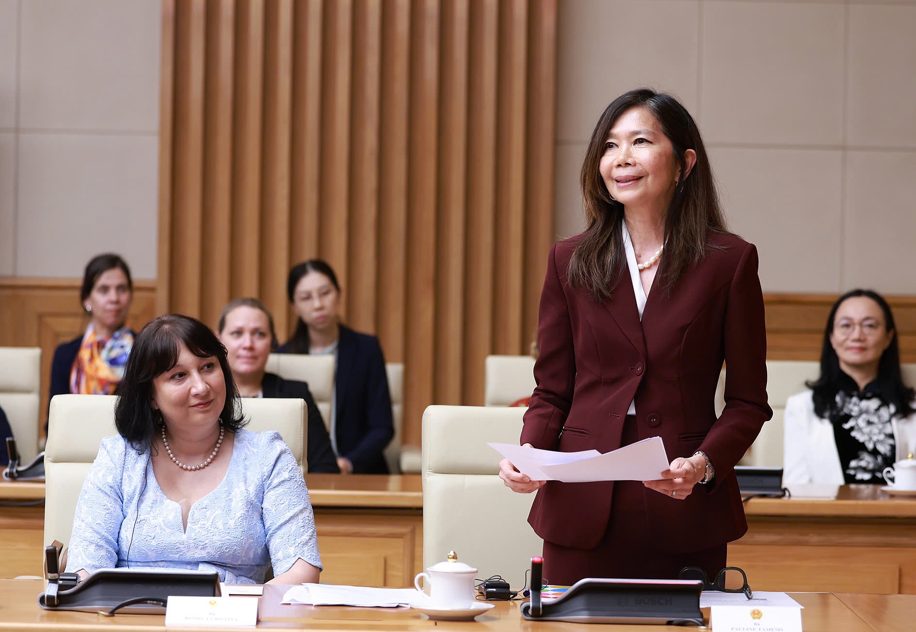 Bà Pauline Tamesis, Điều phối viên thường trú Liên Hợp Quốc tại Việt Nam tin tưởng và hy vọng ngày càng có nhiều cán bộ nữ đảm nhiệm vai trò lãnh đạo chính quyền các cấp nói chung, trong ngành ngoại giao nói riêng của Việt Nam để hướng tới sự phát triển công bằng và bền vững - Ảnh: VGP/Nhật Bắc