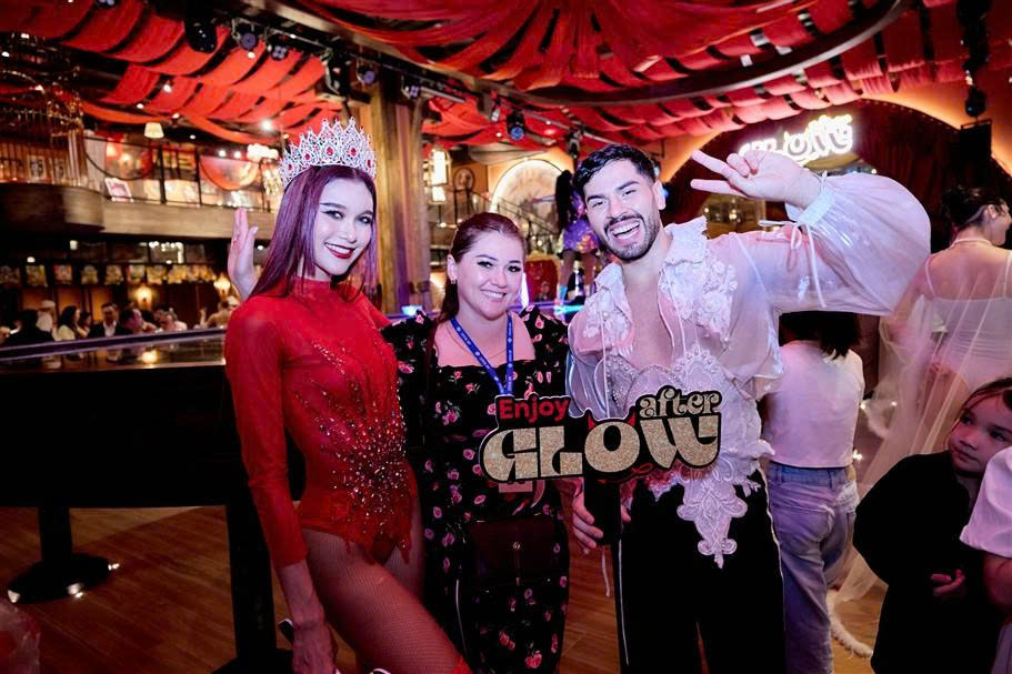 Nghệ sĩ, diễn viên vui vẻ giao lưu với du khách sau show
