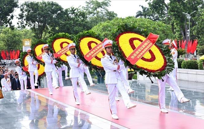 Đoàn Lãnh đạo Đảng, Nhà nước đặt vòng hoa tại Đài tưởng niệm các Anh hùng liệt sĩ trên đường Bắc Sơn (Ba Đình, Hà Nội). Ảnh: Minh Đức/TTXVN