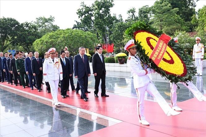 Các đồng chí lãnh đạo, nguyên lãnh đạo Đảng, Nhà nước đặt vòng hoa tại Đài tưởng niệm các Anh hùng liệt sĩ trên đường Bắc Sơn (Ba Đình, Hà Nội). Ảnh: Minh Đức/TTXVN
