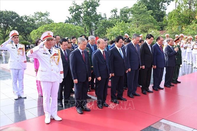 Các đồng chí lãnh đạo, nguyên lãnh đạo Đảng, Nhà nước dâng hương tại Đài tưởng niệm các Anh hùng liệt sĩ trên đường Bắc Sơn (Ba Đình, Hà Nội). Ảnh: Minh Đức/TTXVN