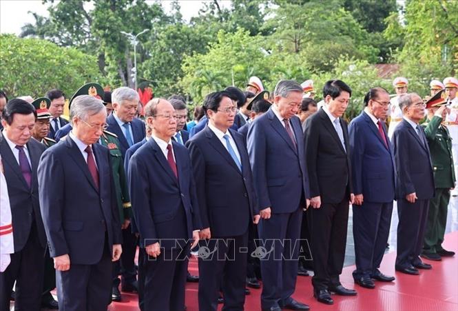 Các đồng chí lãnh đạo, nguyên lãnh đạo Đảng, Nhà nước dâng hương tại Đài tưởng niệm các Anh hùng liệt sĩ trên đường Bắc Sơn (Ba Đình, Hà Nội). Ảnh: Minh Đức/TTXVN