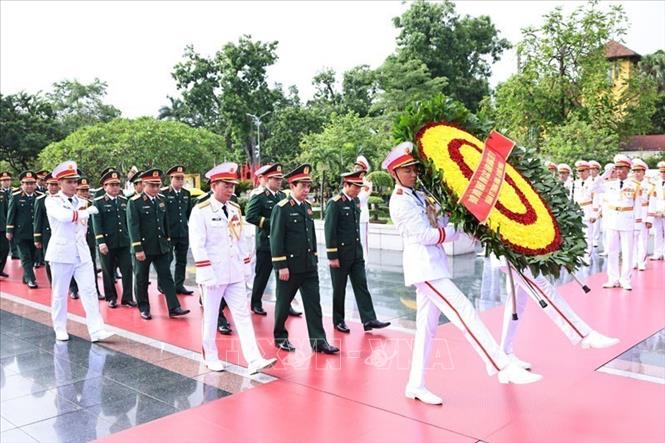 Đoàn đại biểu Quân ủy Trung ương và Bộ Quốc phòng đặt vòng hoa tưởng niệm các Anh hùng liệt sĩ. Ảnh: Minh Đức/TTXVN