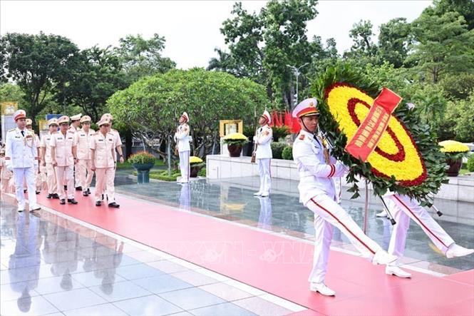 Đoàn đại biểu Đảng ủy Công an Trung ương và Bộ Công an đặt vòng hoa tại Đài tưởng niệm các Anh hùng liệt sĩ. Ảnh: Minh Đức/TTXVN
