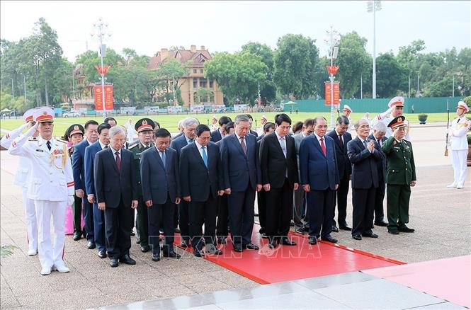 Lãnh đạo Đảng, Nhà nước đặt vòng hoa và vào Lăng viếng Chủ tịch Hồ Chí Minh. Ảnh: An Đăng/TTXVN