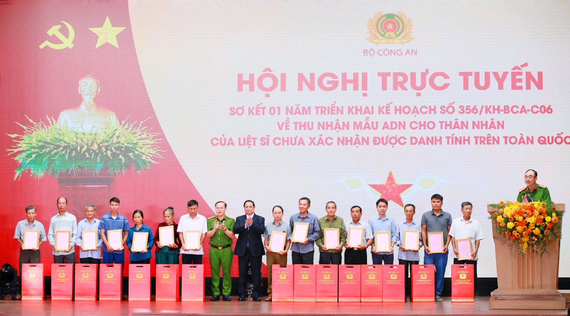 Bộ Công an công bố kết quả triển khai Ngân hàng Gen Liệt sĩ và trao kết quả xác định danh tính liệt sĩ cho các thân nhân.