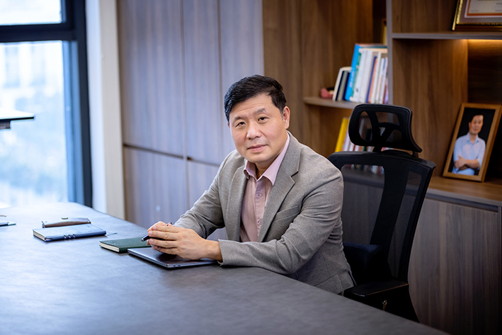 Giáo sư Vũ Hà Văn, nhà đồng sáng lập GeneStory chia sẻ công nghệ tiên tiến giúp các nhà khoa học của hôm nay có thể báo đáp công lao của những chiến sĩ đã hy sinh vì đất nước.
