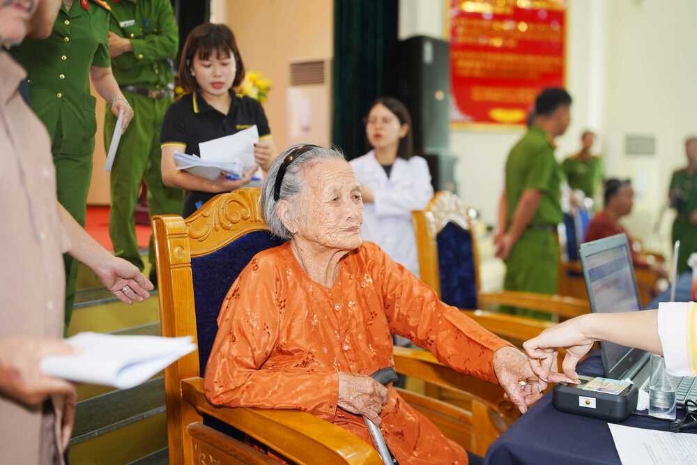 Kỹ thuật viên của GeneStory triển khai lấy mẫu ADN tại địa phương sinh sống của từng thân nhân liệt sĩ.