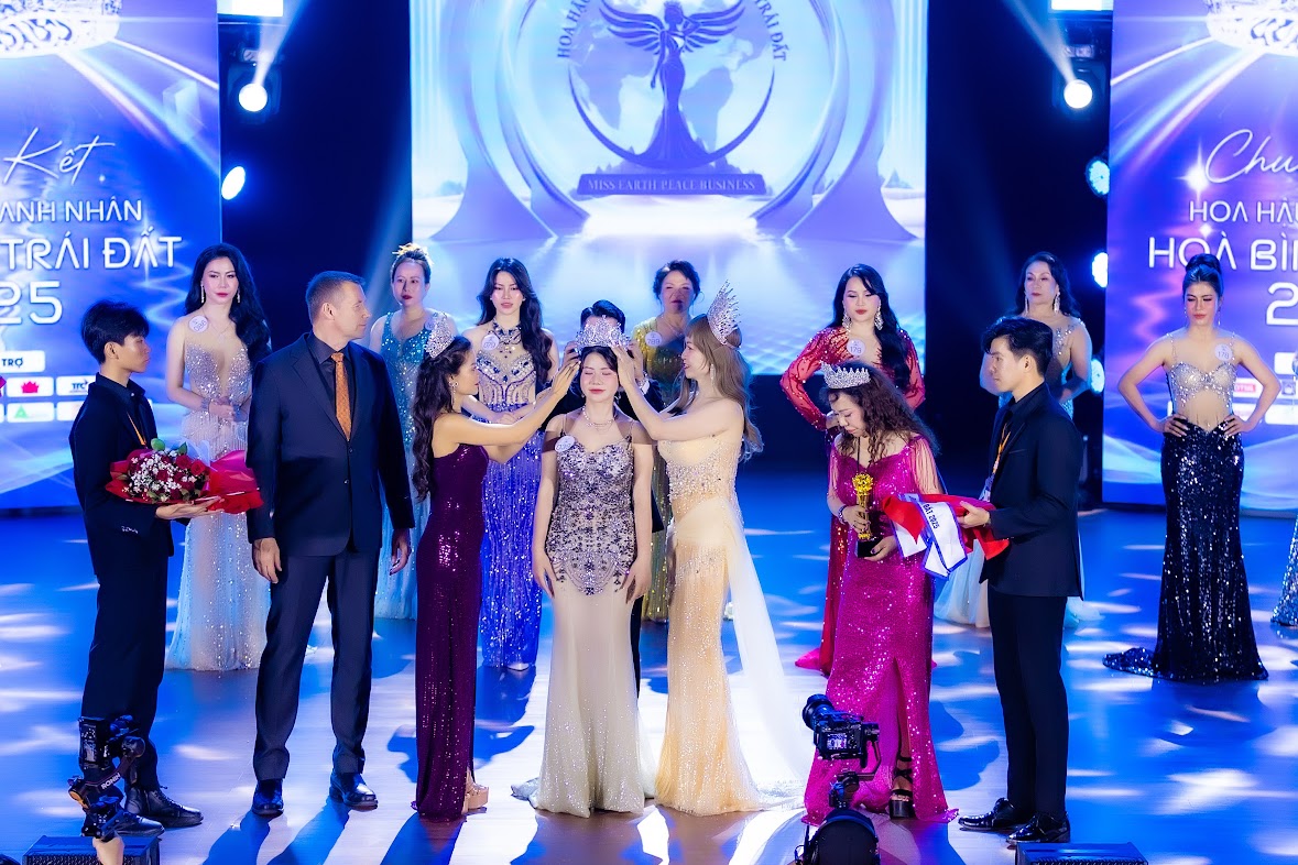 Tại cuộc thi sắc đẹp danh giá Miss Earth Peace Business 2025 được tổ chức tại Bình Thuận, thạc sĩ Nguyễn Thị Vân Anh đã xuất sắc giành được danh hiệu cao quý Miss Intelligence 2025 (Hoa hậu Trí tuệ 2025).