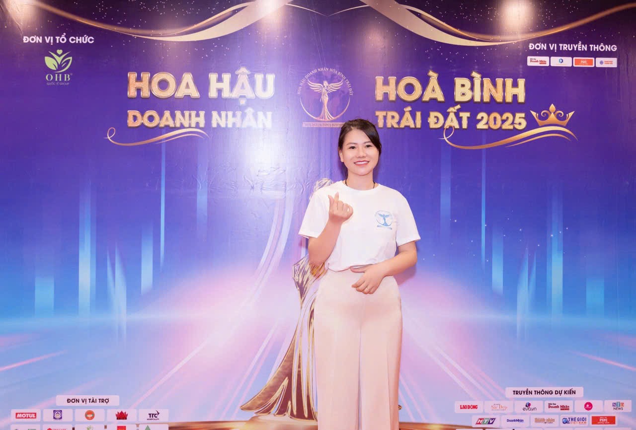 Là một thạc sĩ đang công tác tại một bệnh viện phụ sản hàng đầu tại Hà Nội, chị mang đến cho bệnh nhân không chỉ chuyên môn y học mà còn cả sự đồng cảm và niềm tin, giúp phụ nữ chữa lành, tự tin và yêu thương bản thân hơn.