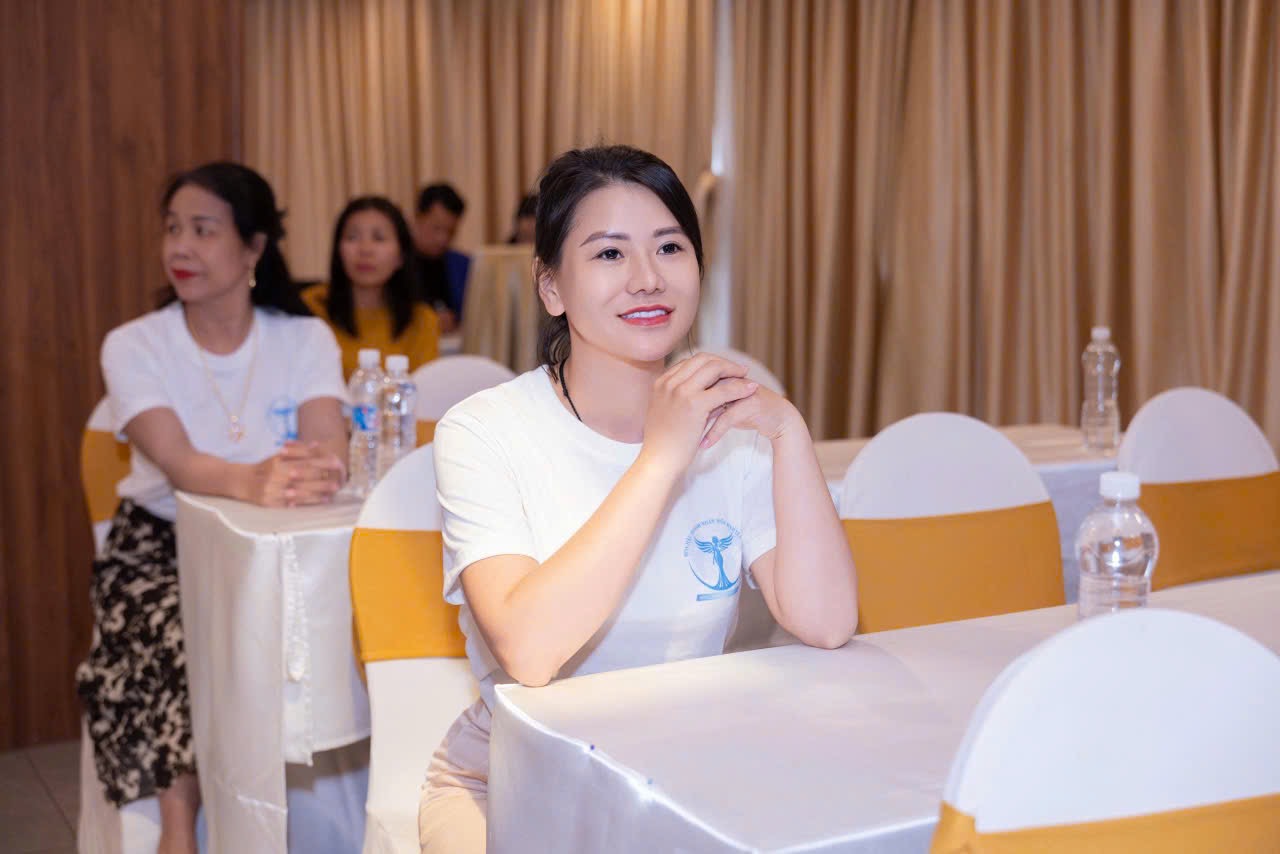 ThS. Nguyễn Thị Vân Anh được ngưỡng mộ không chỉ bởi nét đẹp tự nhiên, phong thái dịu dàng, điềm tĩnh mà còn bởi cách chị chạm đến trái tim mọi người thông qua công việc đầy ý nghĩa của mình. Suốt nhiều năm qua, chị đã tận tâm chia sẻ kiến thức và kỹ năng để giúp phụ nữ chăm sóc sức khỏe và sắc đẹp từ bên trong lẫn bên ngoài. 