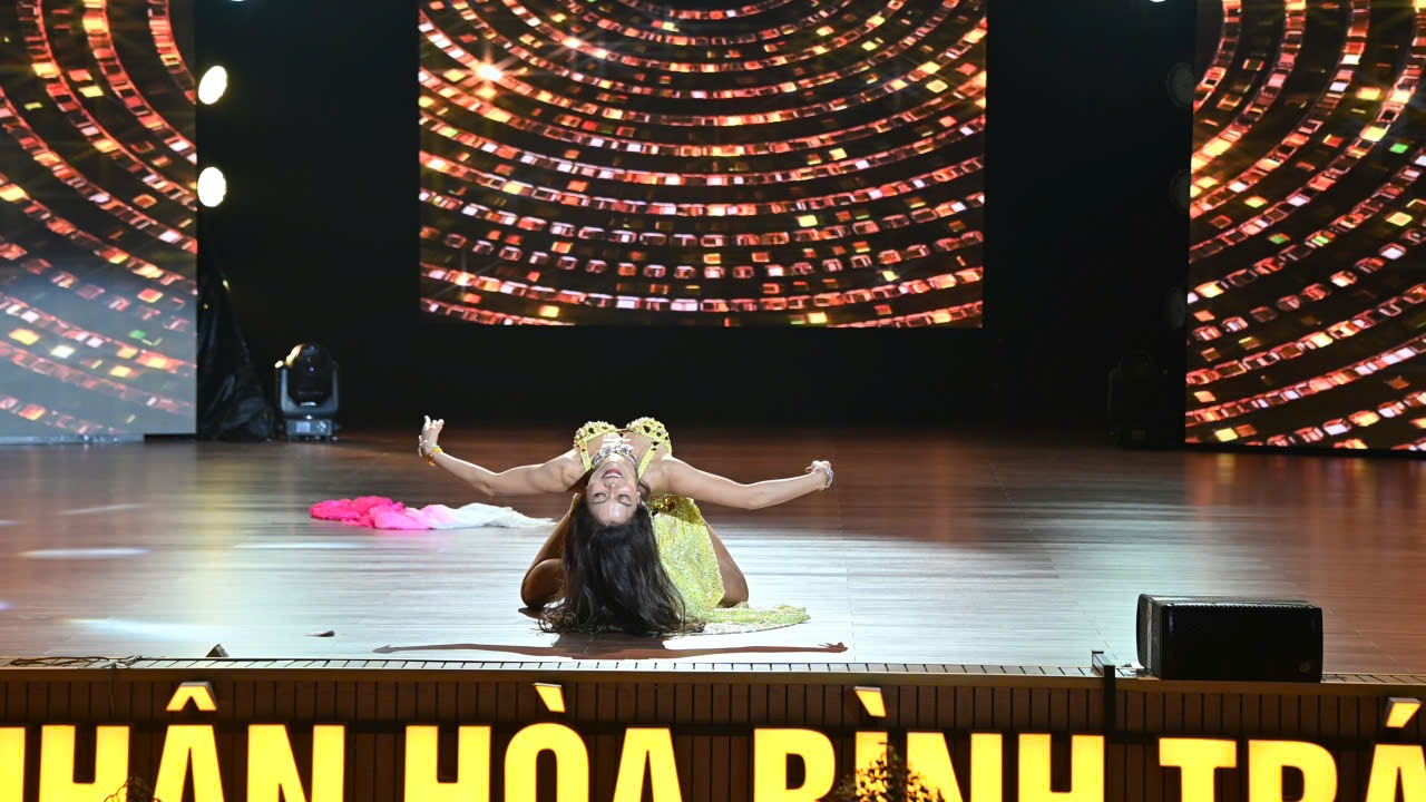 Được mệnh danh là “công chúa belly dance” của Việt Nam, chị đã thể hiện trọn vẹn kỹ thuật điêu luyện, sự sáng tạo và phong thái làm chủ sân khấu, chuẩn phong cách người nghệ sĩ đưa ánh sáng vào trái tim con người, tạo nên một khoảnh khắc đáng nhớ nhất của đêm thi.