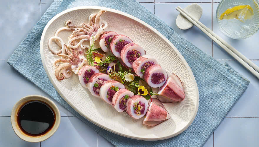 Mực nhồi xôi tím rau củ. Ảnh: MNMN