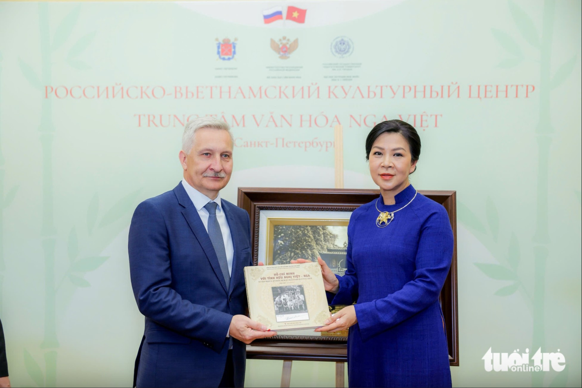Phu nhân Ngô Phương Ly trao tặng vật phẩm cho Trung tâm Văn hóa Nga - Việt tại Saint Petersburg. Ảnh: TTO