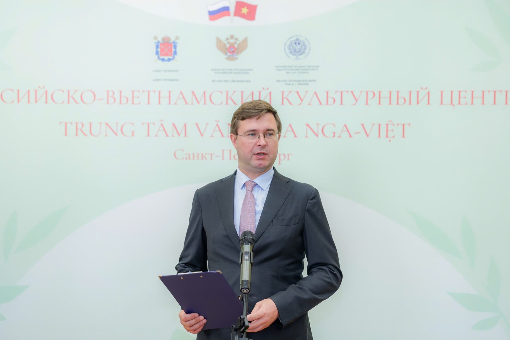Thứ trưởng Bộ Giáo dục Nga Andrey Korneev phát biểu tại lễ khánh thành Trung tâm Văn hóa Nga - Việt . Ảnh: TTO
