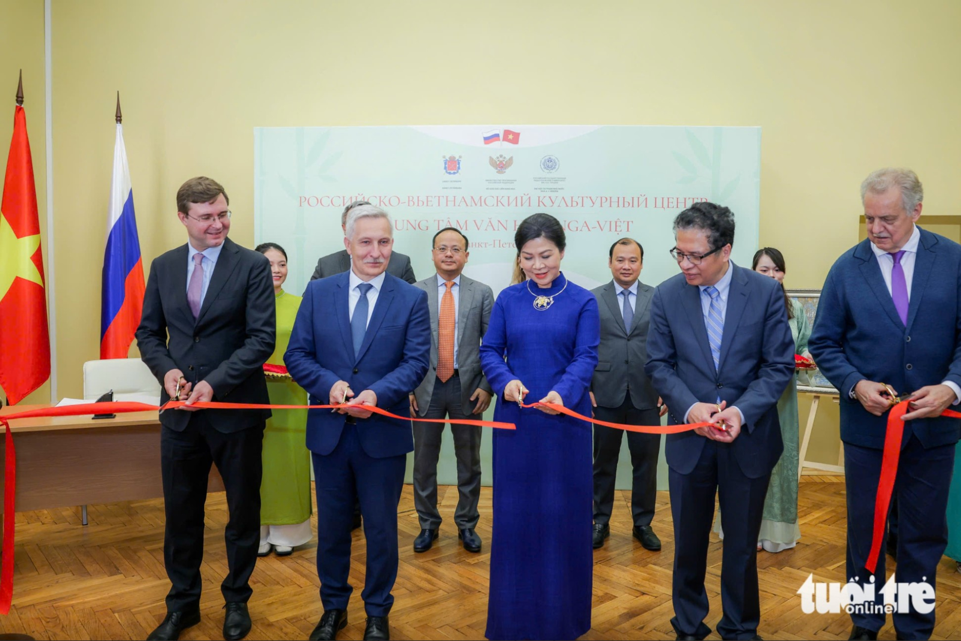 Phu nhân Ngô Phương Ly cùng các đại biểu cắt băng khánh thành Trung tâm Văn hóa Nga - Việt. Ảnh: TTO