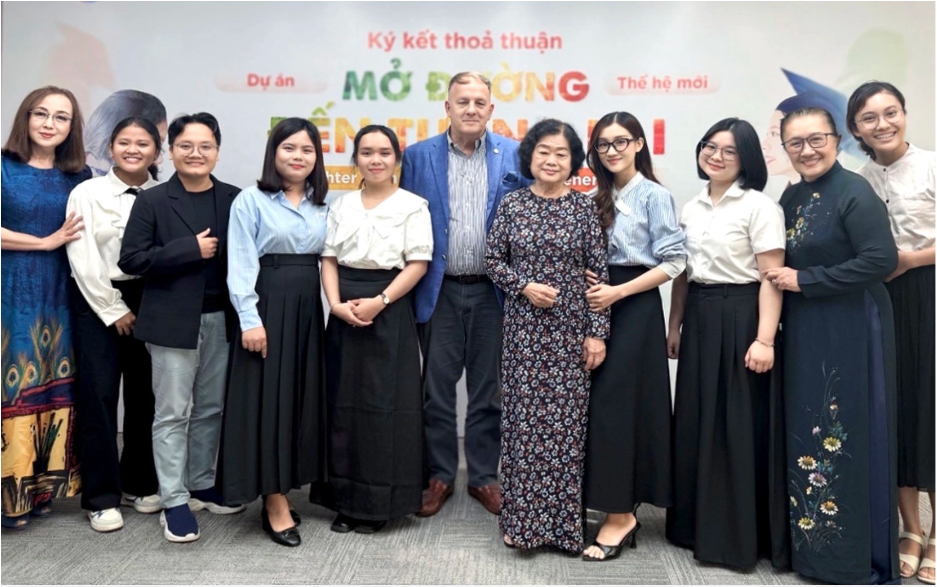 Các nữ sinh đồng bào dân tộc thiểu số cùng các đại diện đơn vị chụp ảnh lưu niệm