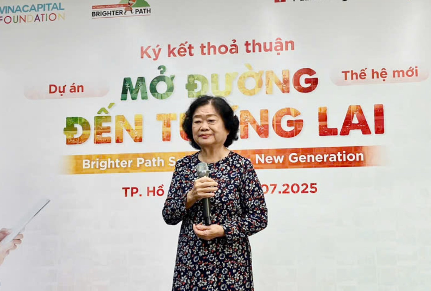 Bà Trương Mỹ Hoa, nguyên Bí thư TW Đảng, nguyên Phó Chủ tịch nước, nguyên Chủ tịch Hội LHPN Việt Nam - Chủ tịch Quỹ Học bổng Vừ A Dính - phát biểu tại buổi ký kết