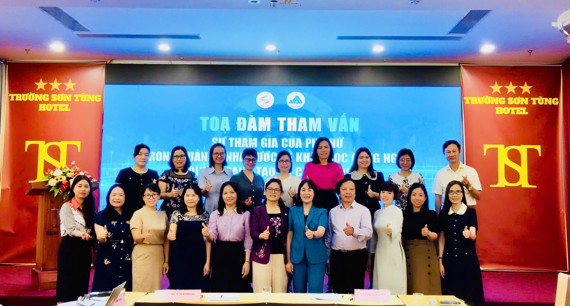 Các đại biểu chụp ảnh lưu niệm