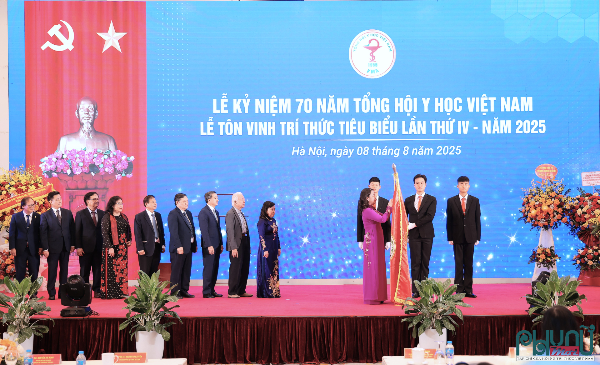 Phó Chủ tịch nước Võ Thị Ánh Xuân trao Huân chương Lao động hạng Nhất của Chủ tịch nước tặng Tổng hội Y học Việt Nam
