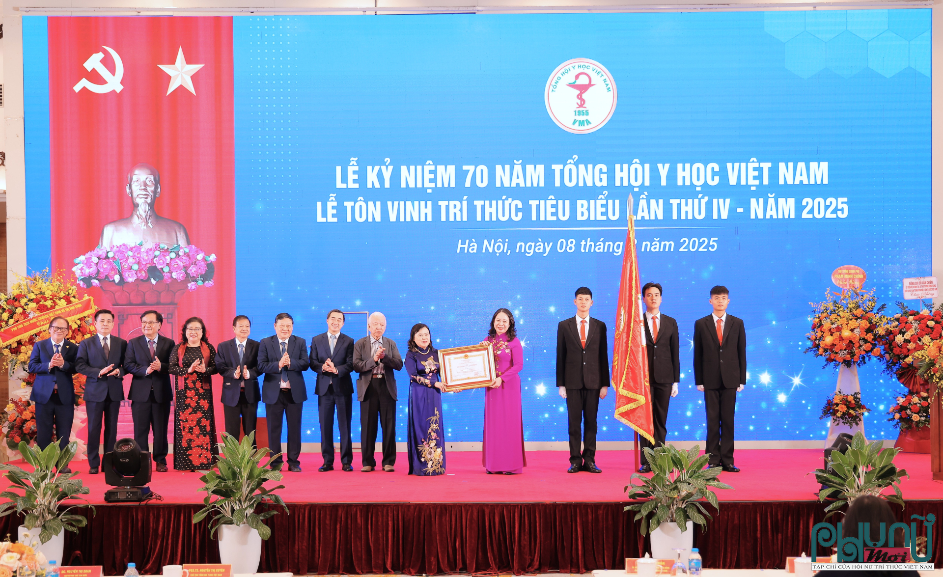 Phó Chủ tịch nước Võ Thị Ánh Xuân trao Huân chương Lao động hạng Nhất của Chủ tịch nước tặng Tổng hội Y học Việt Nam