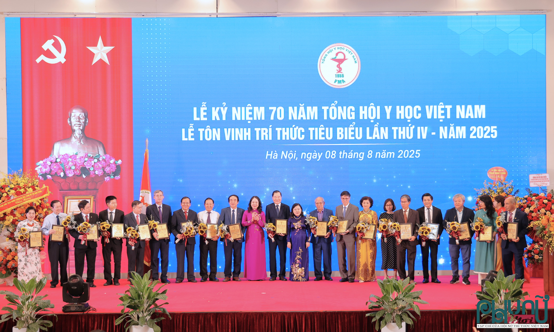 Phó Chủ tịch nước Võ Thị Ánh Xuân và PGS. TS Nguyễn Thị Xuyên, Chủ tịch Tổng hội Y học Việt Nam trao danh hiệu 