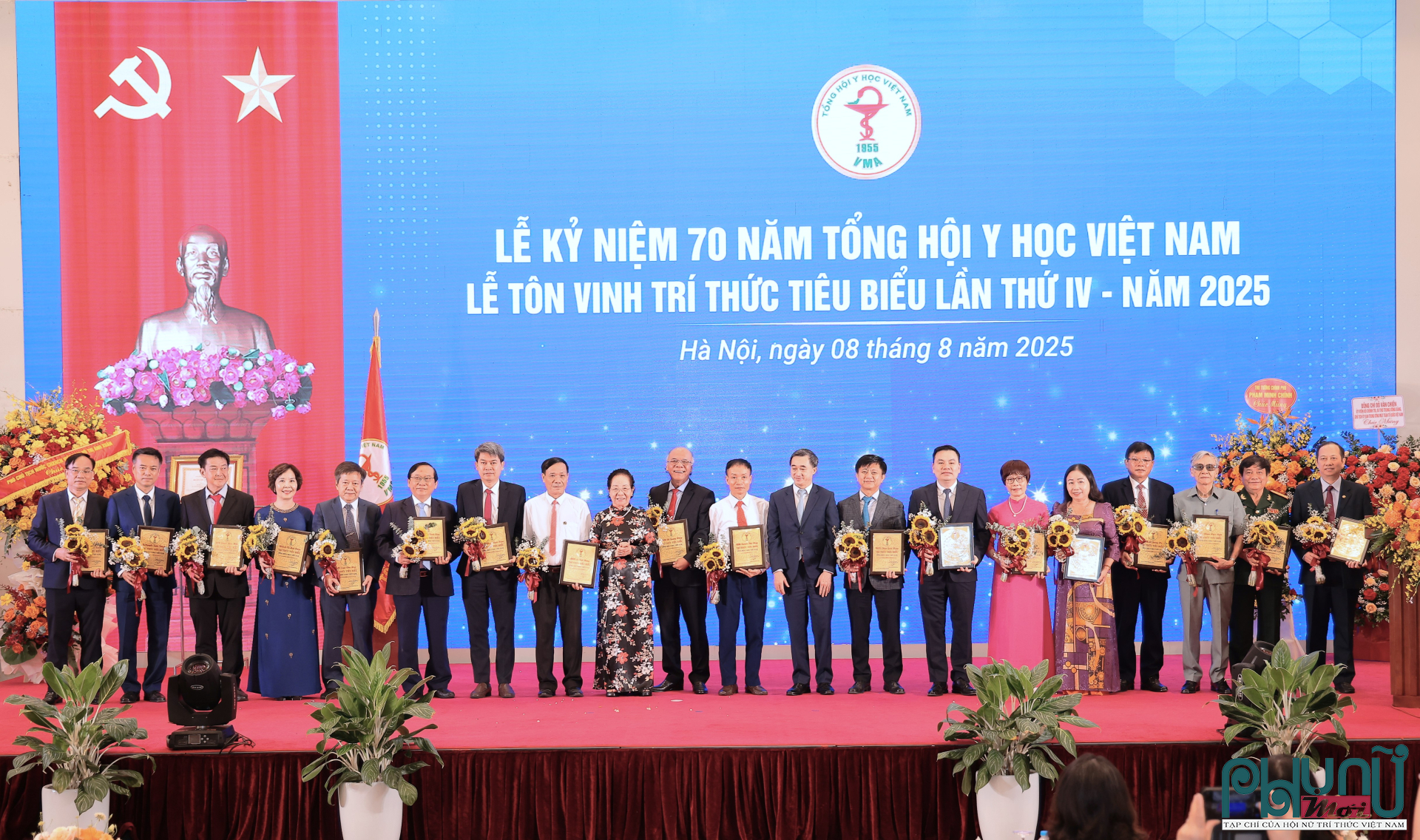 GS.TS Nguyễn Thị Doan, nguyên Phó Chủ tịch nước, Chủ tịch Hội khuyến học Việt Nam và Thứ trưởng Bộ Y tế Trần Văn Thuấn trao danh hiệu 
