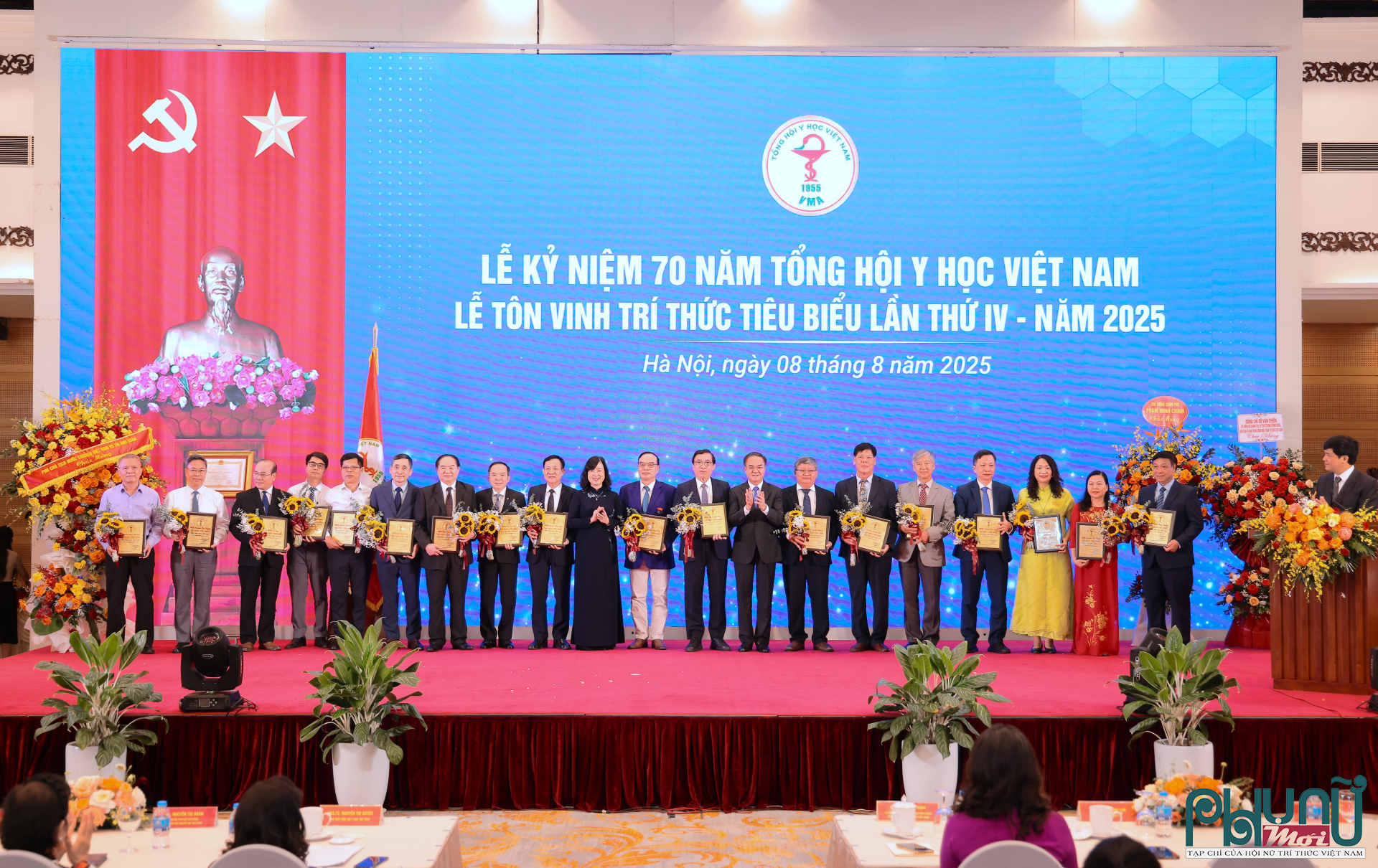 Bộ trưởng Bộ Y tế Đào Hồng Lan và Thứ trưởng Bộ Nội vụ Vũ Chiến Thắng trao danh hiệu 