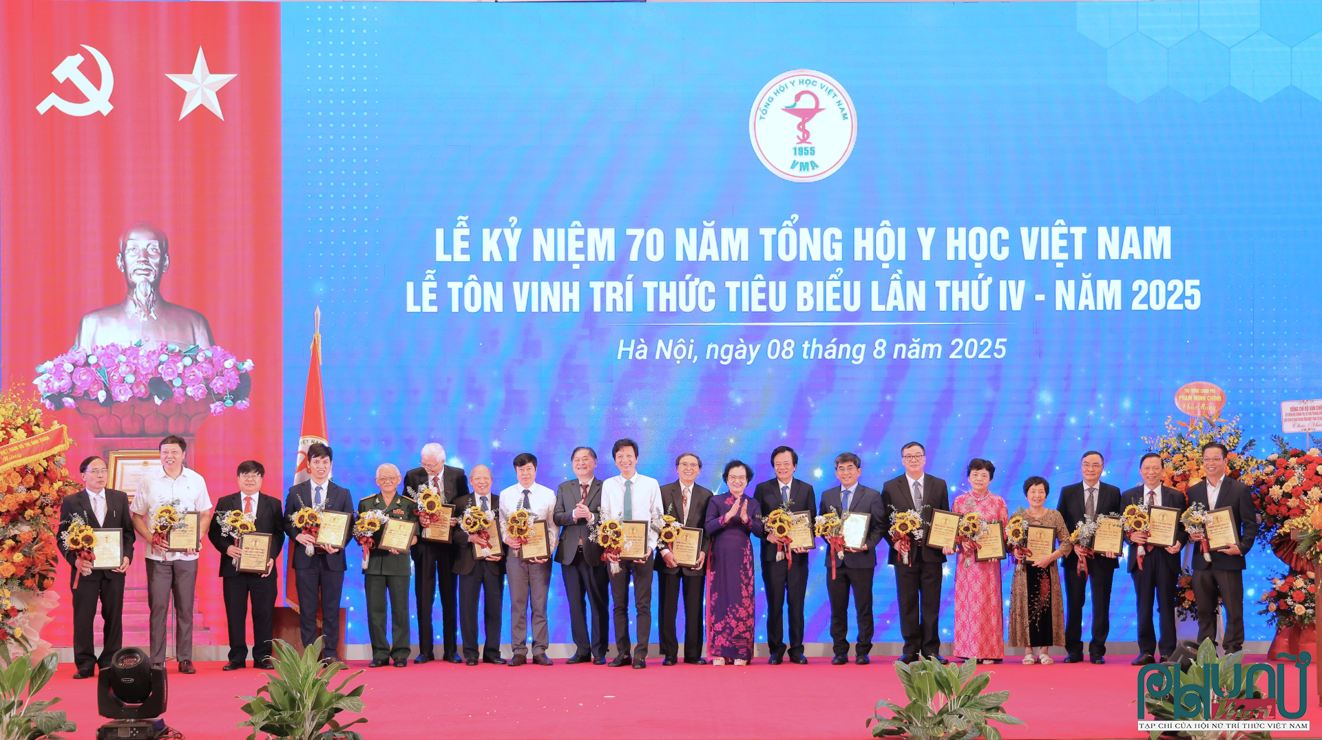 Ông Phan Xuân Dũng, Chủ tịch Liên hiệp các hội khoa học và kỹ thuật Việt Nam trao danh hiệu 