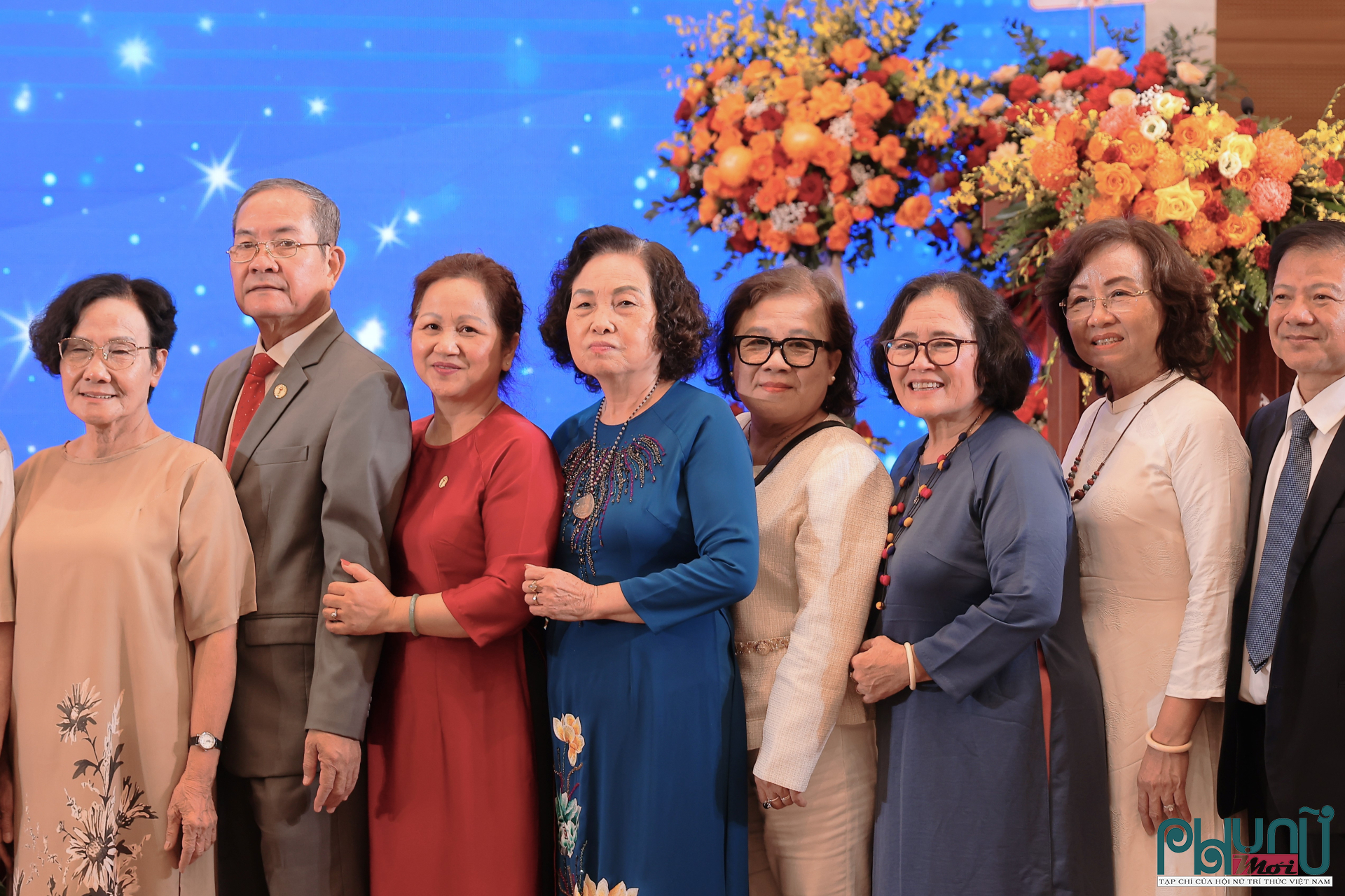 Lãnh đạo Lãnh đạo Hội nữ Trí Thức Việt Nam chụp ảnh lưu niệm cùng các đại biểu