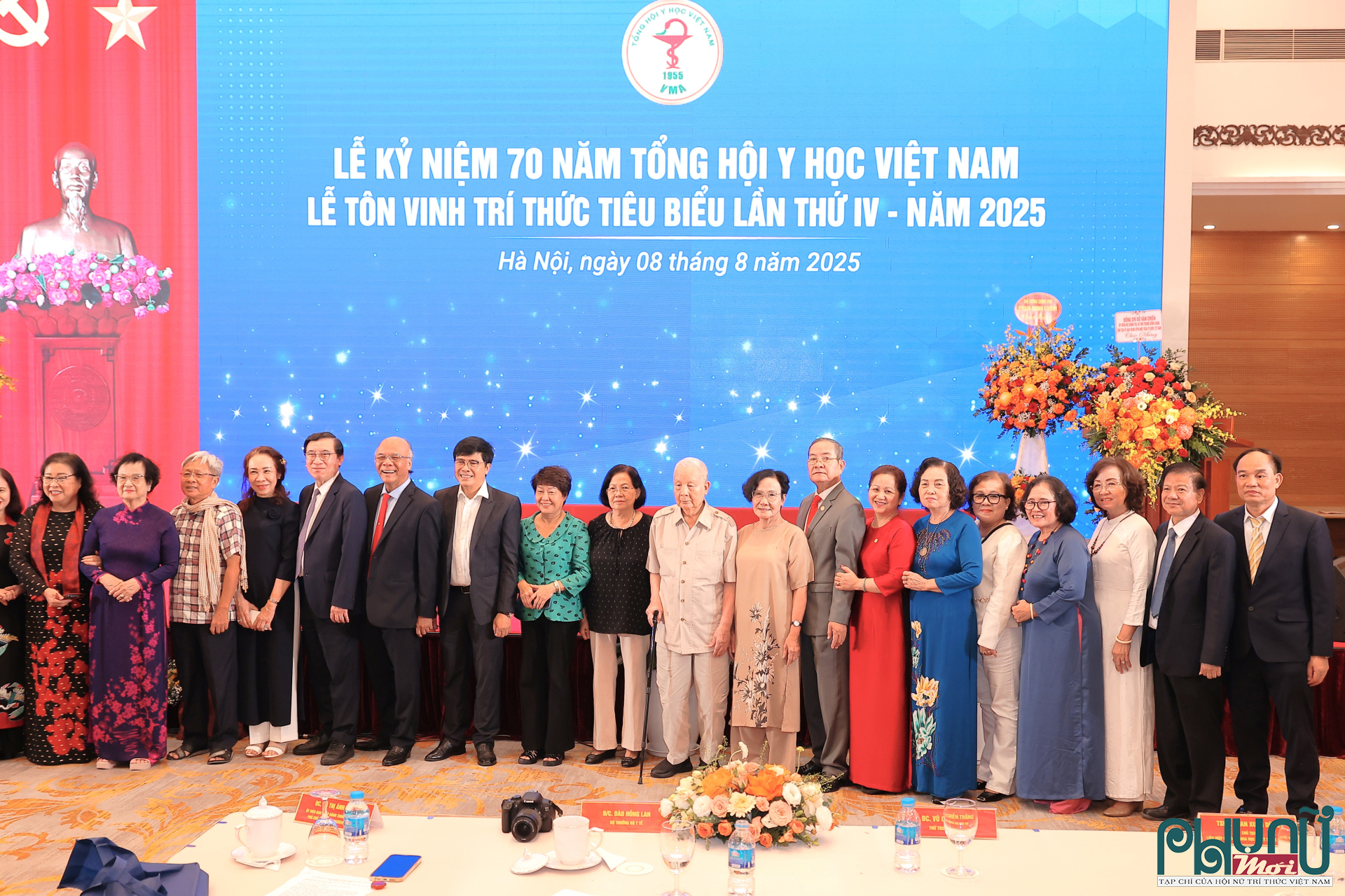 Lãnh đạo Lãnh đạo Hội nữ Trí Thức Việt Nam chụp ảnh lưu niệm cùng các đại biểu