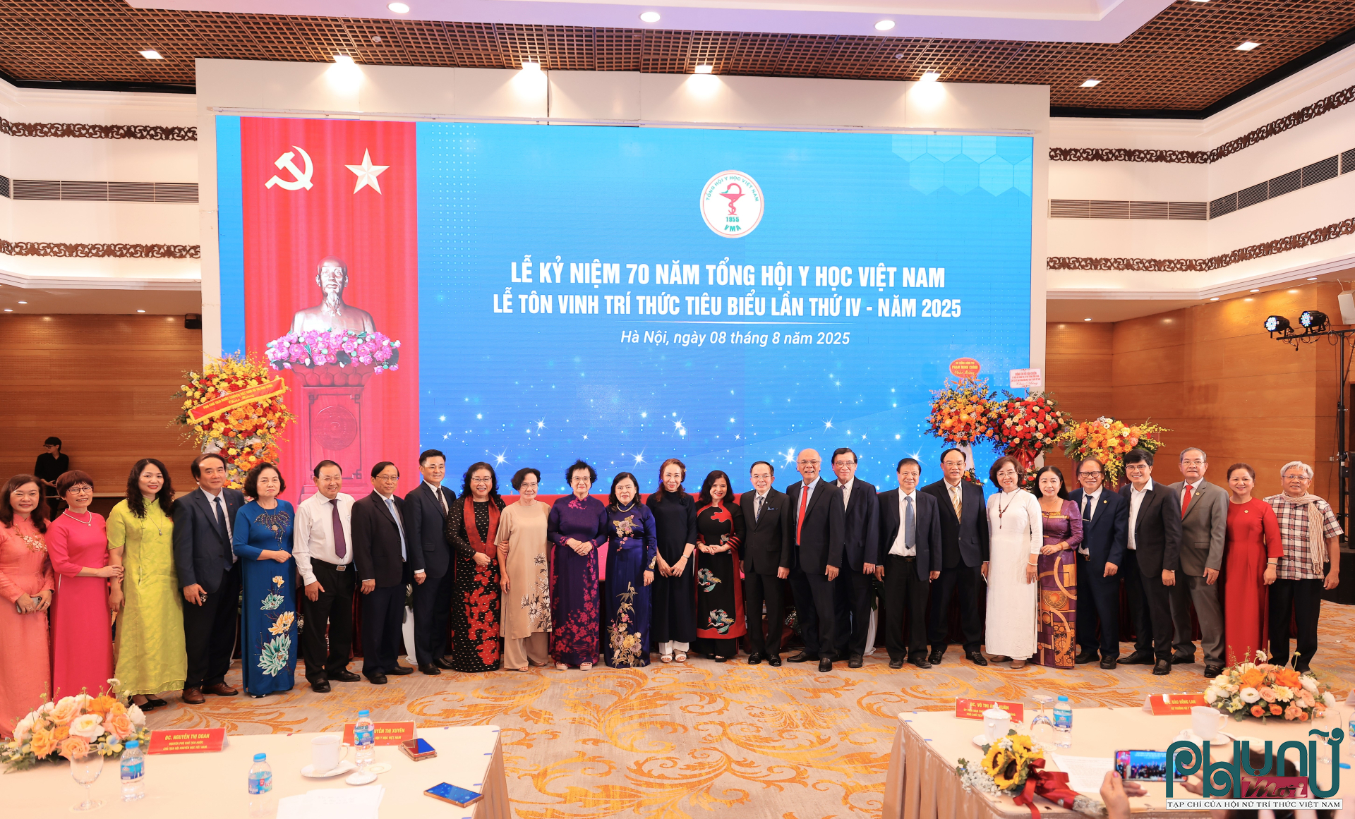 Các đại biểu cùng chụp ảnh lưu niệm