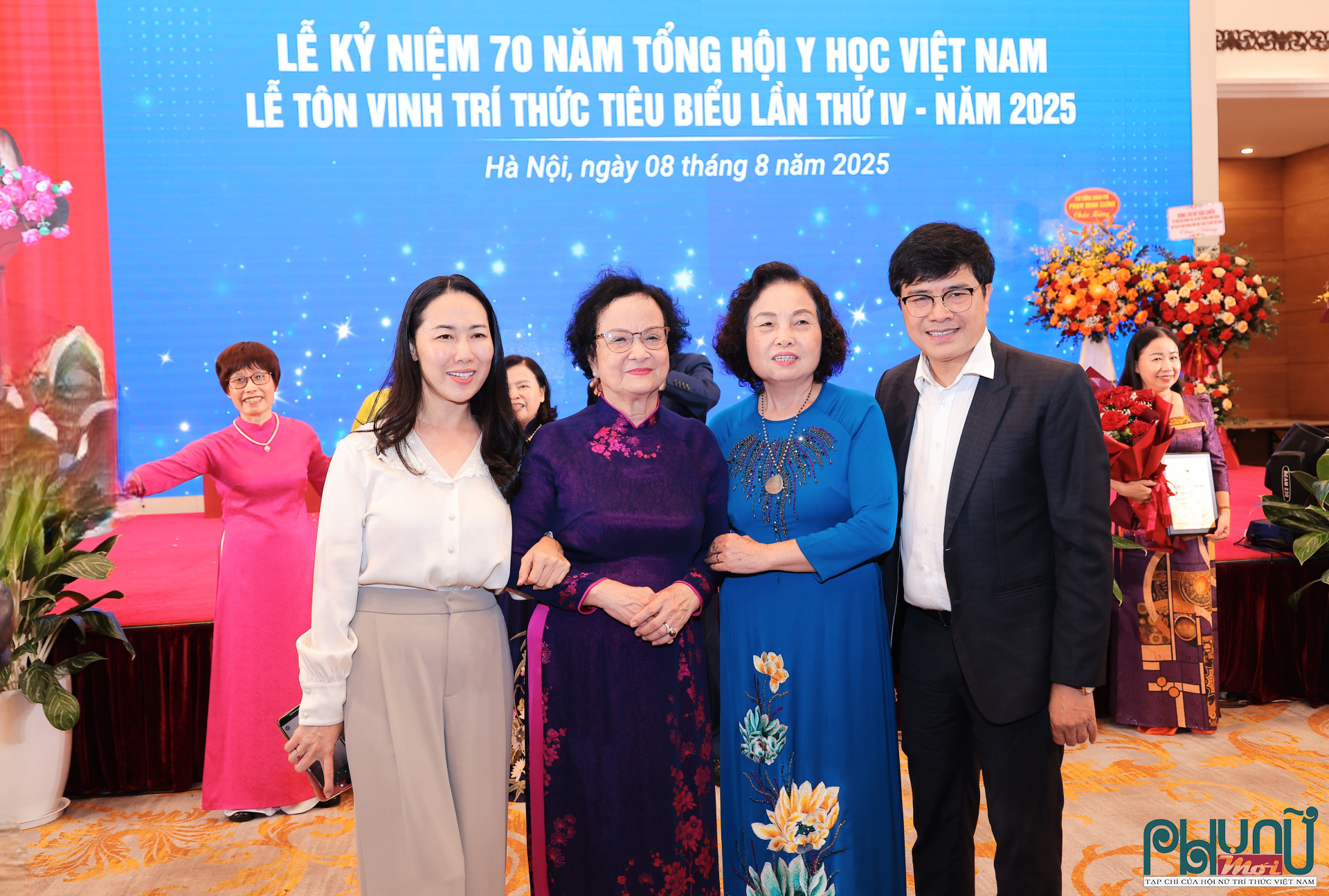 Lãnh đạo Lãnh đạo Hội nữ Trí Thức Việt Nam chụp ảnh lưu niệm cùng các đại biểu
