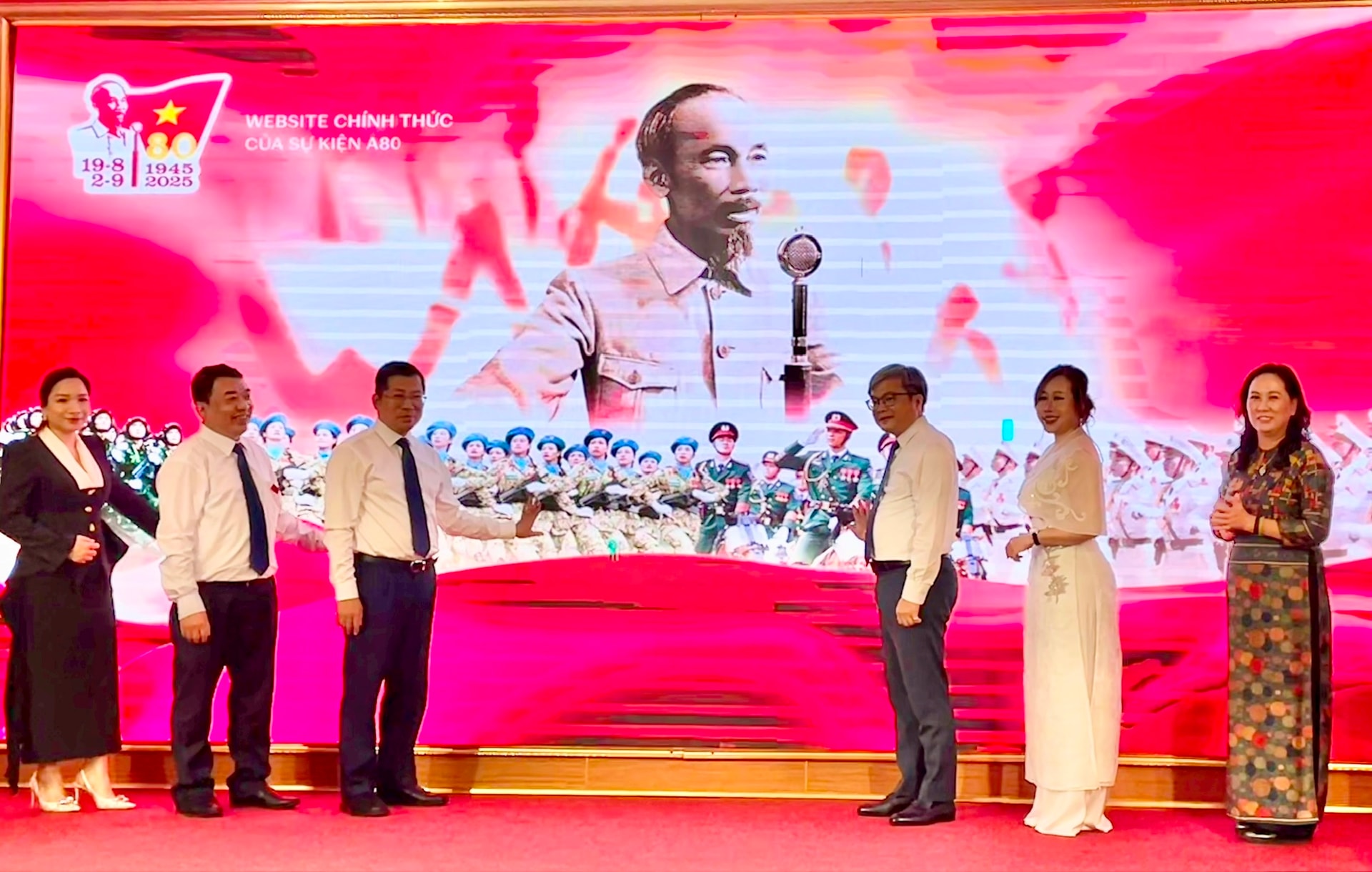 Các đại biểu thực hiện nghi thức lễ ra mắt nền tảng số “A80 - Tự hào Việt Nam”. Ảnh: TĐ