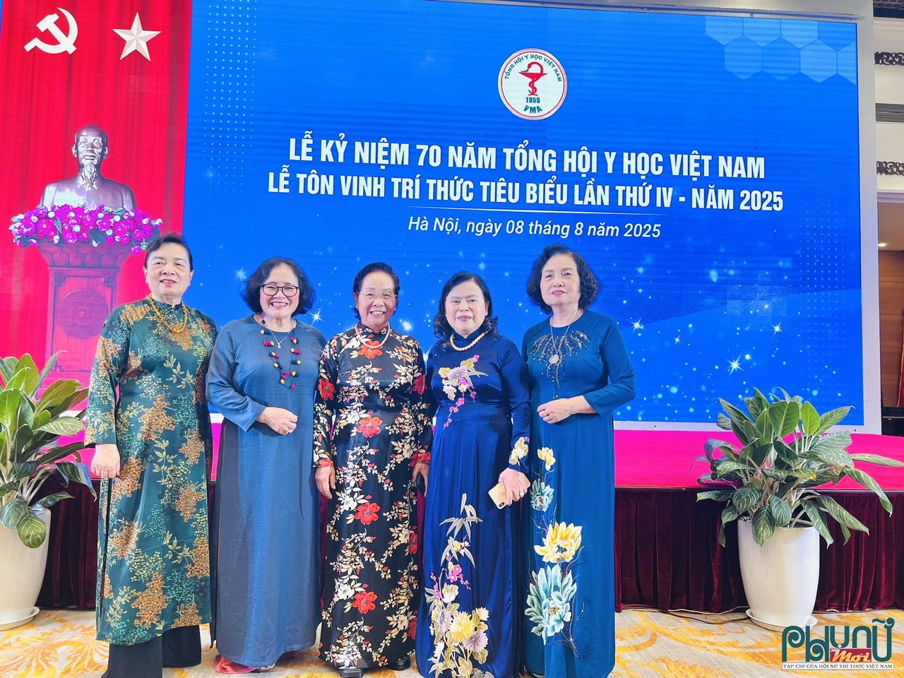 Lãnh đạo Lãnh đạo Hội nữ Trí Thức Việt Nam chụp ảnh lưu niệm cùng các đại biểu