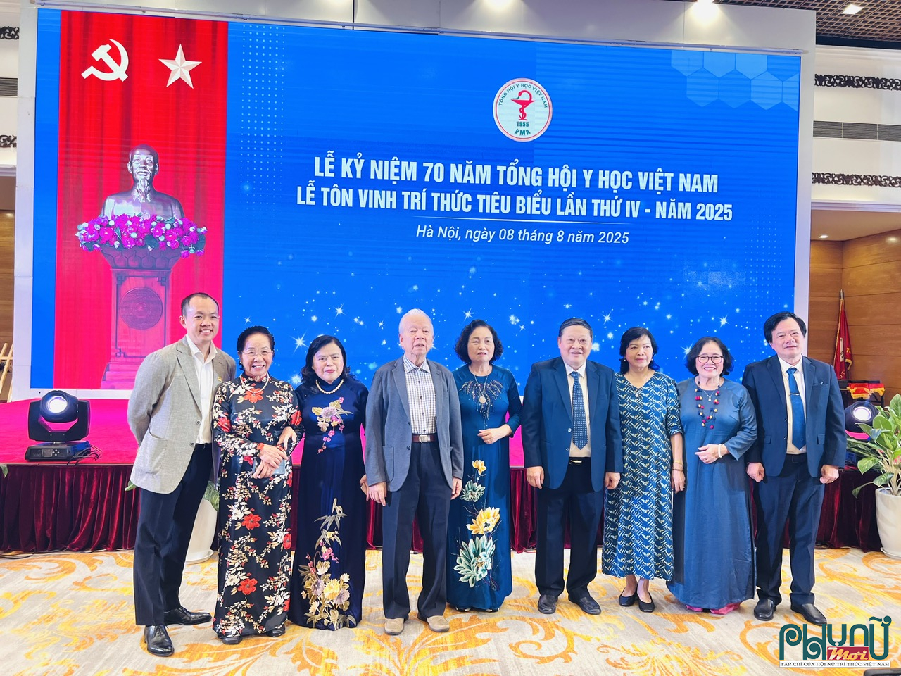 Lãnh đạo Lãnh đạo Hội nữ Trí Thức Việt Nam chụp ảnh lưu niệm cùng các đại biểu