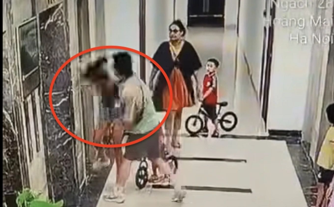 Camera ghi lại cảnh người đàn ông xăm trổ đánh cô gái tại chung cư ở Hà Nội. Ảnh cắt từ Video