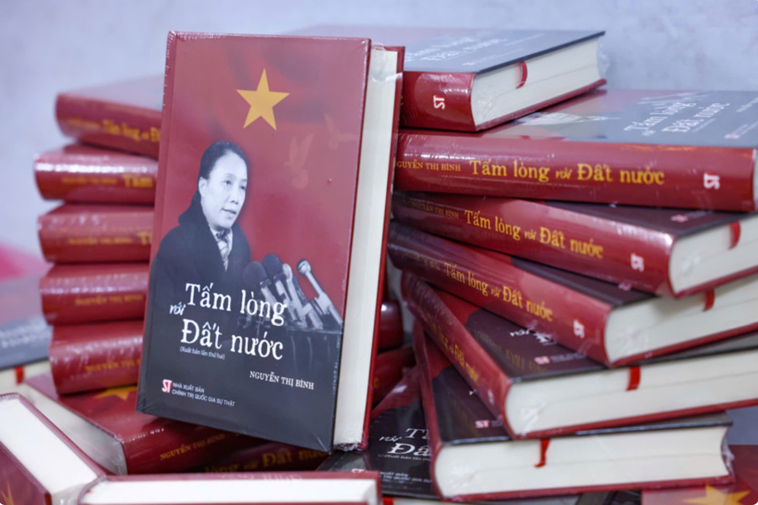 Cuốn hồi ký Tấm lòng với đất nước của bà Nguyễn Thị Bình