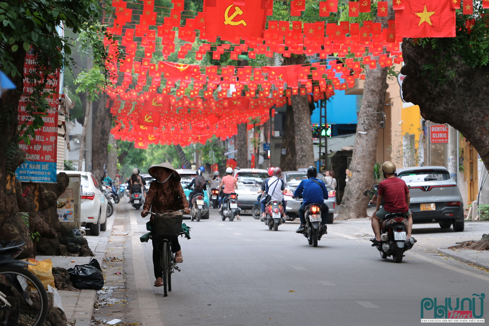 Khắp mọi tuyến phố Hà Nội đều trang hoàng rực rõ