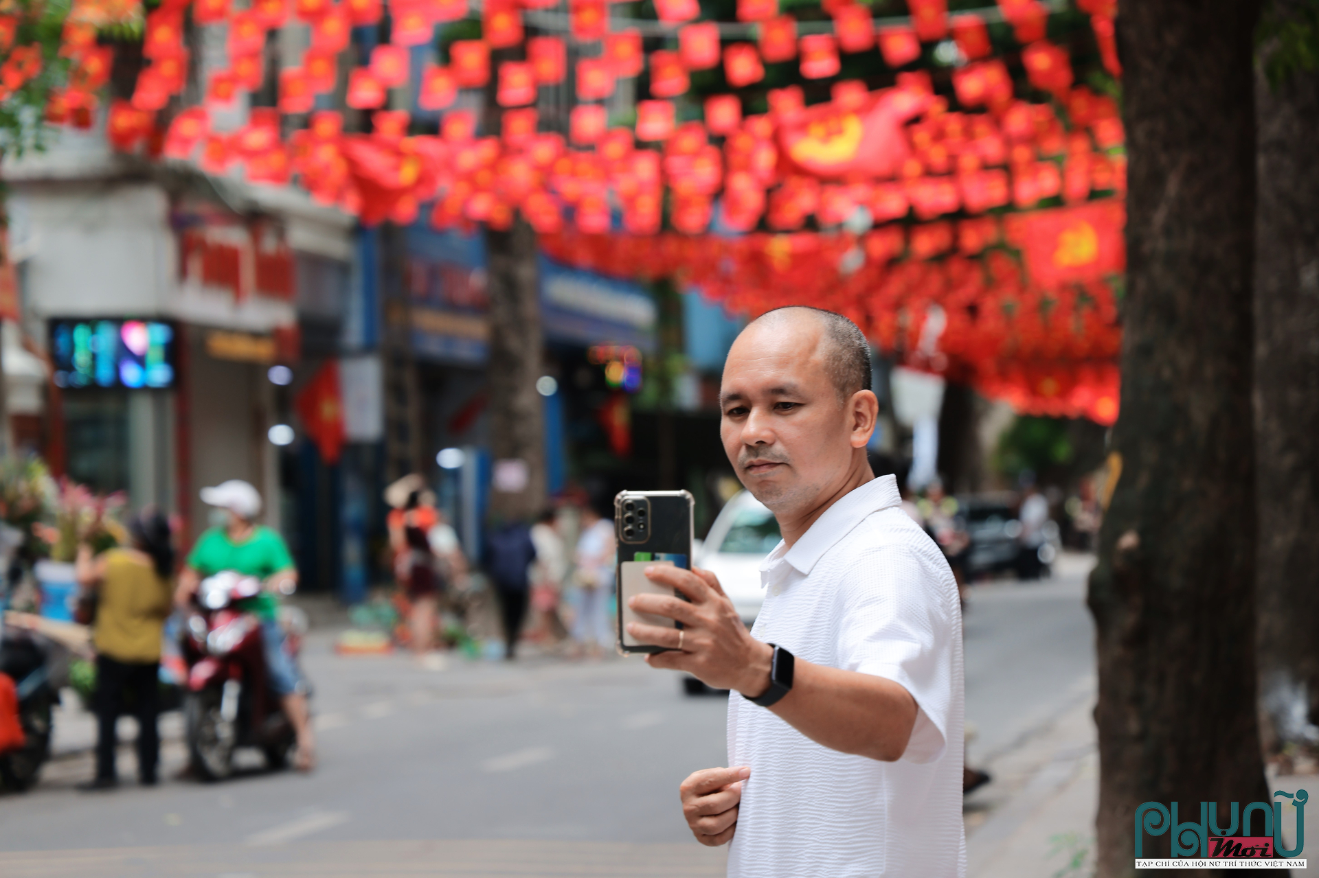 Anh Nguyễn Văn Hùng (quận Thanh Xuân, Hà Nội) chia sẻ: “Năm nay phố Lý Nam Đế trang trí dịp Quốc khánh đẹp quá, gia đình tôi đều cố gắng dành một buổi để đưa các con đến đây. Không chỉ để lưu giữ khoảnh khắc đẹp mà còn để các cháu hiểu thêm về lịch sử, về ngày đất nước giành độc lập.” anh chia sẻ.