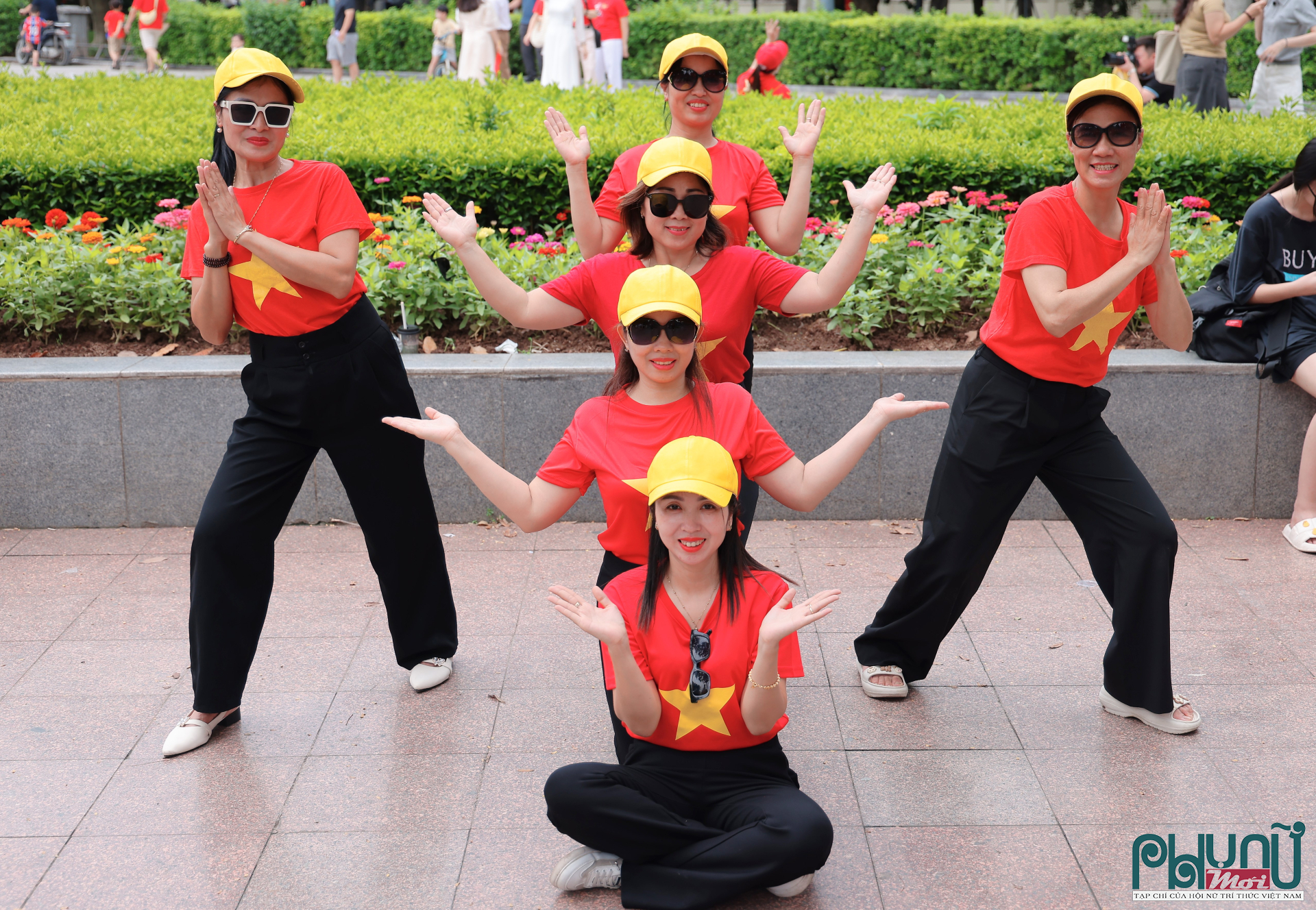 Sắc áo cờ đỏ sao vàng là tâm điểm trong những ngày này