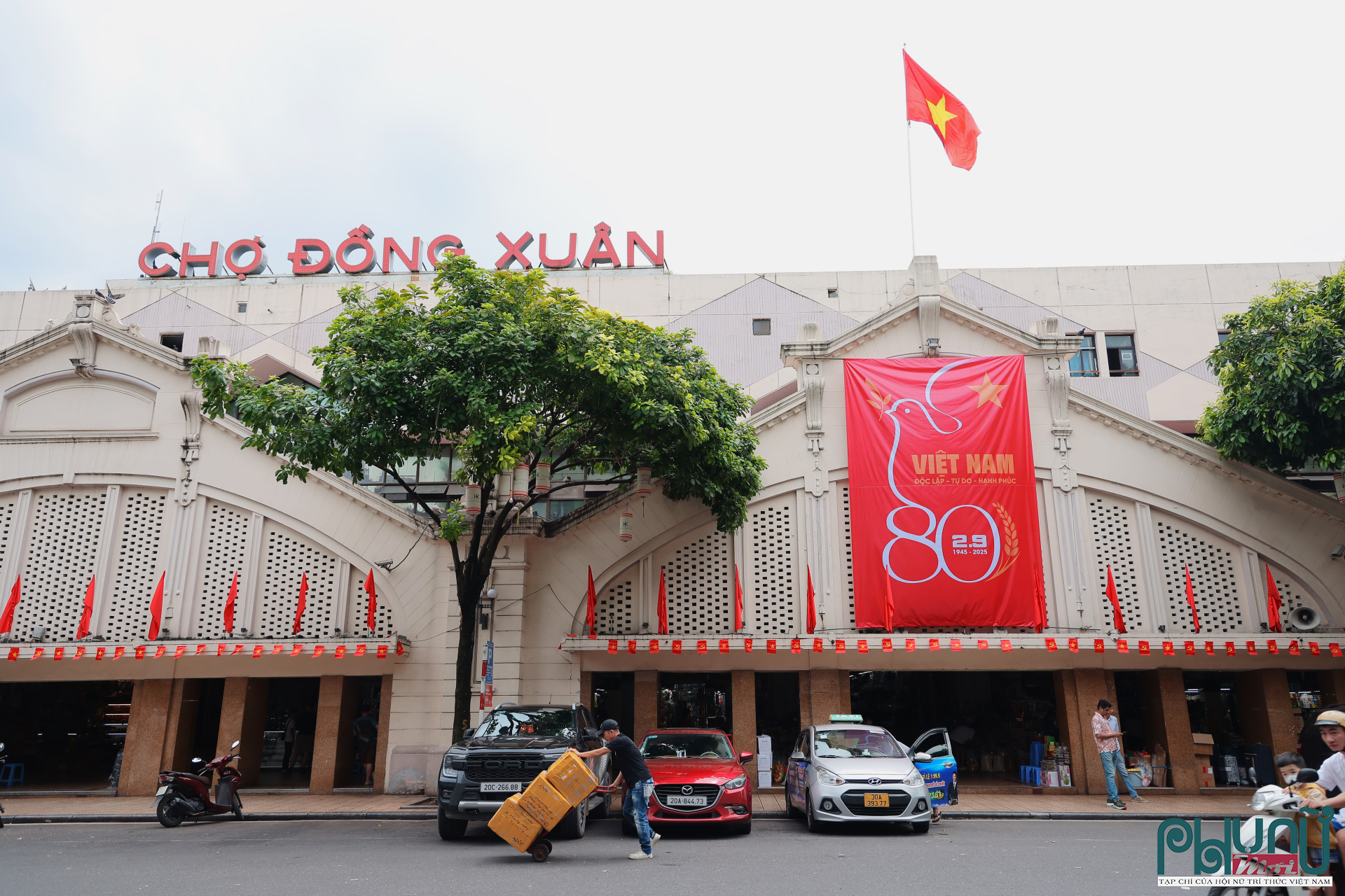 Chợ Đồng Xuân trang hoàng tấm pano lớn chào đón Cách mạng Tháng Tám và Quốc khánh 2/9.