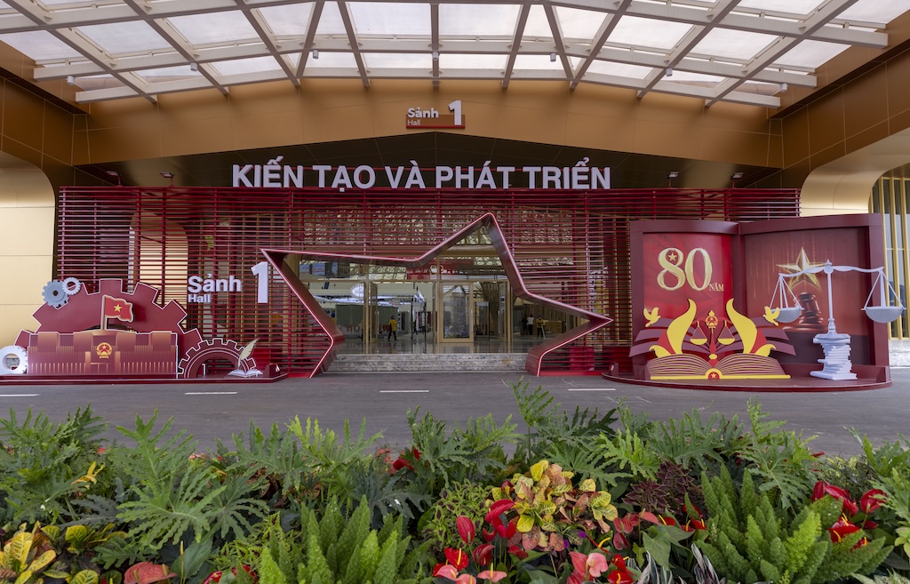 Không gian đại sảnh lớn với cấc chủ đề khác nhau theo hành trình phát triển của đất nước