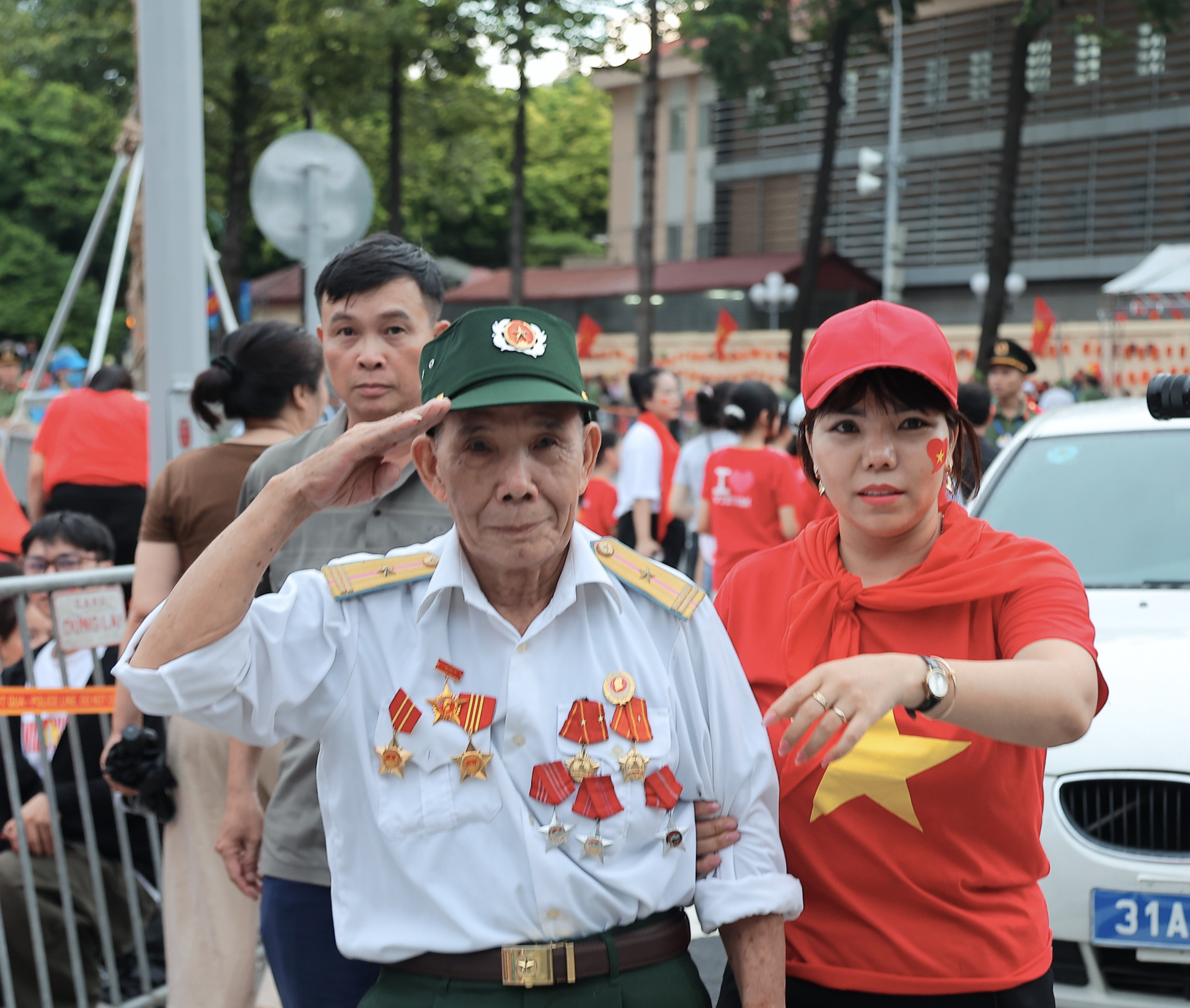Cựu chiến binh cùng người thân đã có mặt tại khu vực Quảng trường Ba Đình để theo dõi buổi tổng hợp luyện diễu binh, diễu hành, chuẩn bị cho lễ kỷ niệm Quốc khánh 2/9, trong không khí trang nghiêm xen lẫn niềm tự hào.