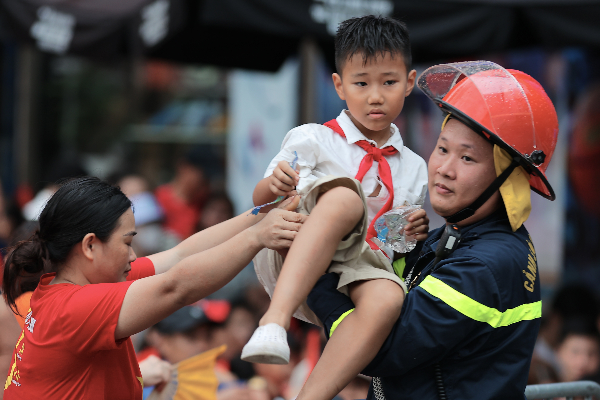  Chiến sỹ lực lượng phòng cháy, chữa cháy giúp đỡ gia đình có cháu nhỏ