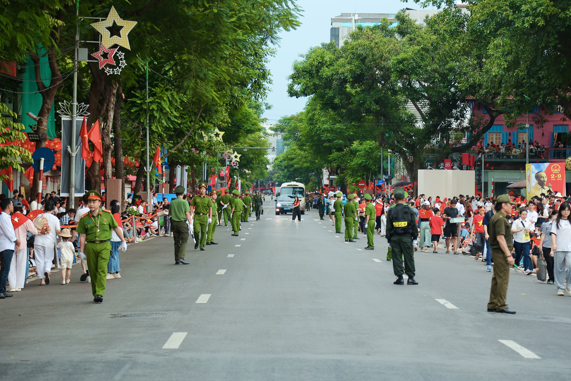 Các tuyến phố trọng điểm như Hùng Vương, Lê Hồng Phong, Nguyễn Thái Học, Kim Mã, Tôn Đức Thắng… gần khu vực Quảng trường Ba Đình gần như chật kín người dân và du khách. Ai nấy đều háo hức chờ đợi buổi hợp luyện diễu binh, diễu hành chuẩn bị cho lễ kỷ niệm 80 năm Cách mạng Tháng Tám và Quốc khánh 2/9, tạo nên bầu không khí sôi động, náo nức khắp trung tâm Thủ đô.