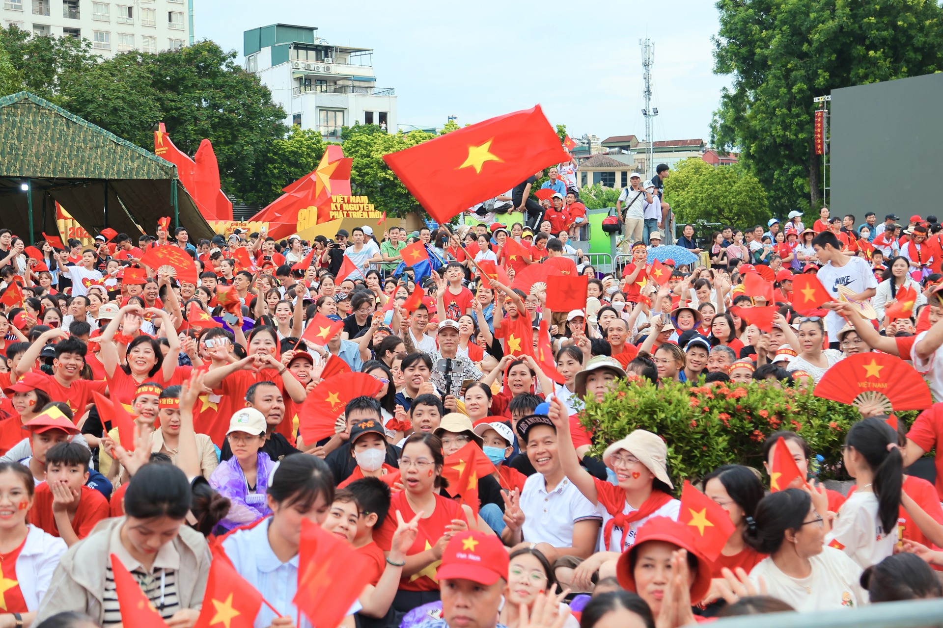   Ở khu vực đường Hùng Vương, nhiều người dân đã cùng nhau cất cao tiếng hát bài “Như có Bác Hồ trong ngày vui đại thắng”. Giai điệu quen thuộc vang lên giữa không khí náo nức không chỉ tạo nên sự hứng khởi, mà còn gợi nhắc niềm tự hào, gắn kết mọi người Việt lại với nhau trong dịp kỷ niệm trọng đại của dân tộc.  