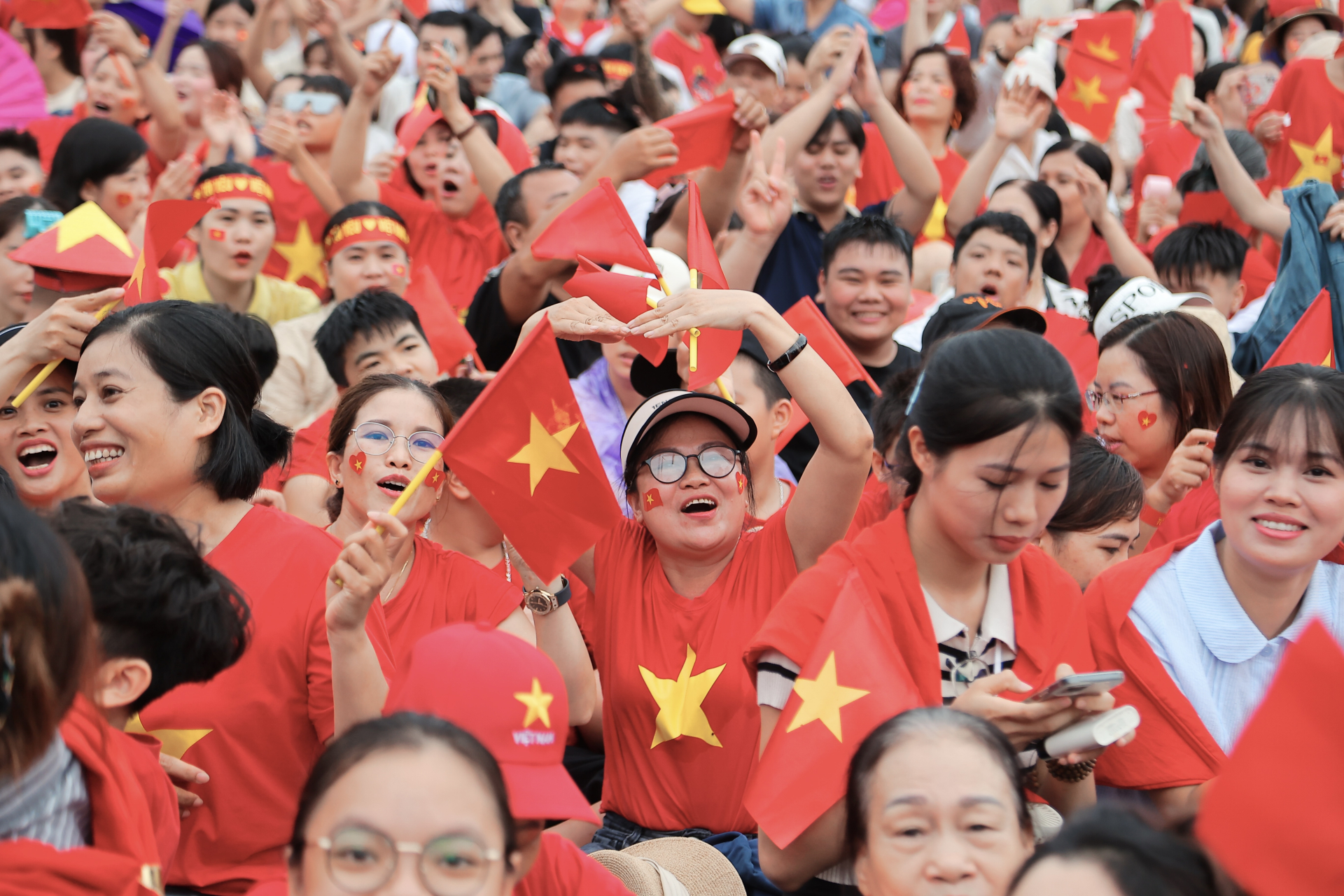 Màu cờ sắc áo tràn ngập khắp mọi nơi