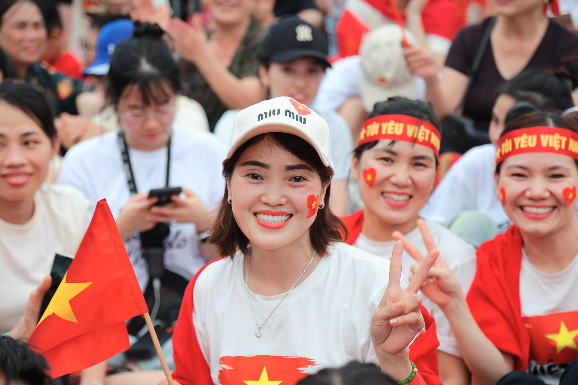 Nụ cười rạng rỡ của người dân tới xem tổng hợp luyện diễu binh diễu hành tối 24/8.